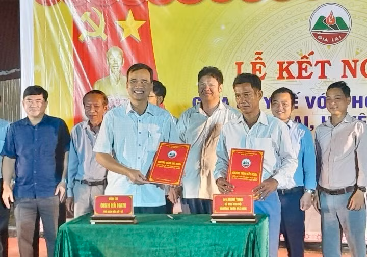 Lãnh đạo Sở Y tế Gia Lai và đại diện thôn Plei Hek ký kết giao ước kết nghĩa. Ảnh: Như Nguyện