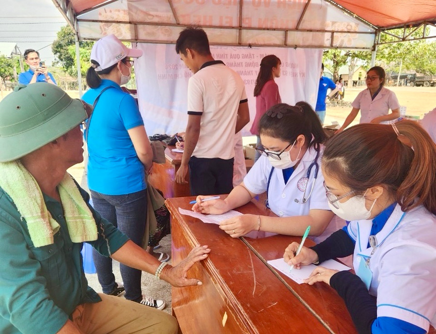 Đoàn bác sĩ Sở Y tế tỉnh khám bệnh, phát thuốc cho 120 hộ dân thôn Plei Hek. Ảnh: Như Nguyện Đoàn bác sĩ Sở Y tế tỉnh khám bệnh, phát thuốc cho 120 hộ dân thôn Plei Hek. Ảnh: Như Nguyện