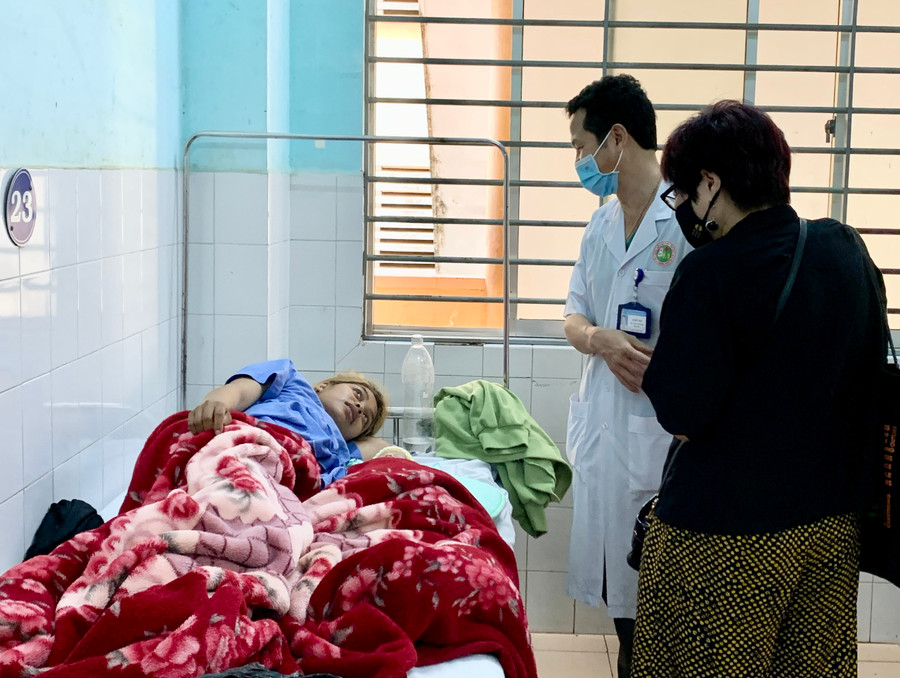 Đoàn khảo sát thực tế tại Khoa Sản (Bệnh viện Đa khoa tỉnh). Ảnh: Như Nguyện