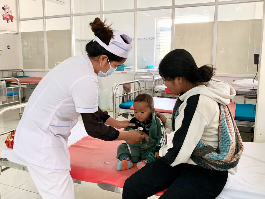 Điều dưỡng chăm sóc cho bệnh nhi mắc sốt xuất huyết tại Bệnh viện Nhi Gia Lai. Ảnh: Như Nguyện Điều dưỡng chăm sóc cho bệnh nhi mắc sốt xuất huyết tại Bệnh viện Nhi Gia Lai. Ảnh: Như Nguyện