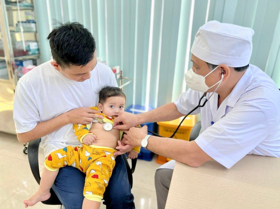 Khám sàng lọc cho trẻ trước khi tiêm vắc xin tại Phòng khám Đa khoa Sysmed Phù Đổng. Ảnh: Như Nguyện Khám sàng lọc cho trẻ trước khi tiêm vắc xin tại Phòng khám Đa khoa Sysmed Phù Đổng. Ảnh: Như Nguyện