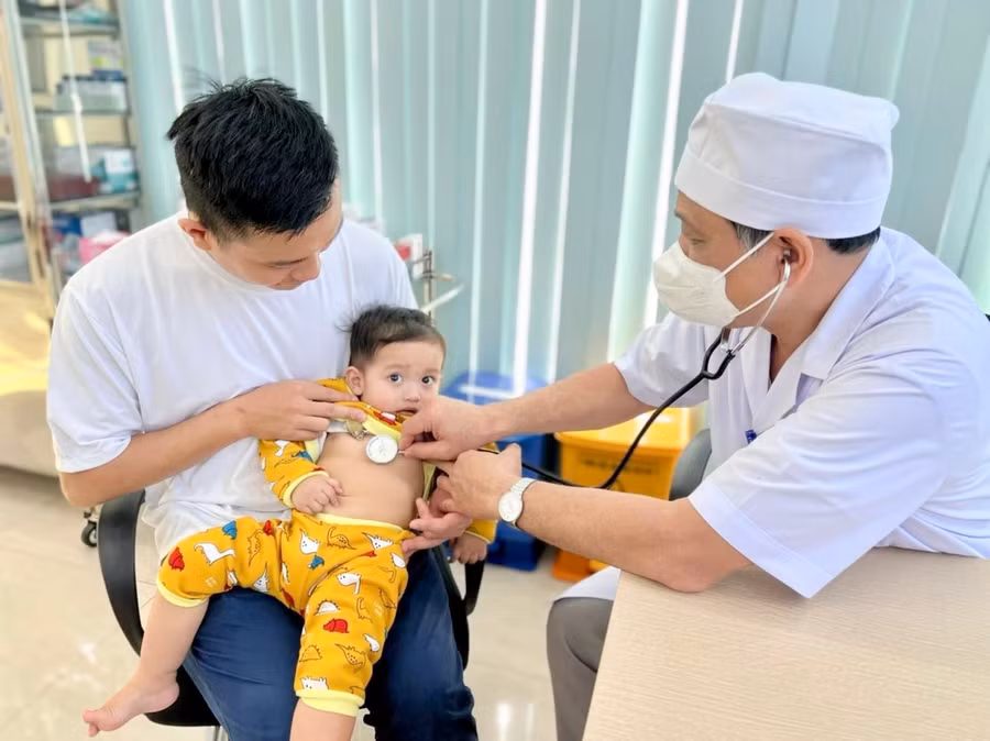 Khám sàng lọc cho trẻ trước khi tiêm vắc xin tại Phòng khám Đa khoa Sysmed Phù Đổng. Ảnh: Như Nguyện