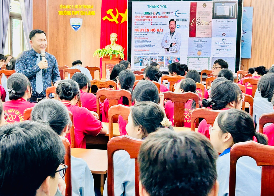 Tiến sĩ Nguyễn Hồ Hải-Người đầu tiên mang phương pháp Ortho-K (phương pháp điều trị tật khúc xạ hiện đại không phẫu thuật) về Việt Nam giúp các em học sinh hiểu rõ hơn về phương pháp Ortho-K. Ảnh: Huy Hào