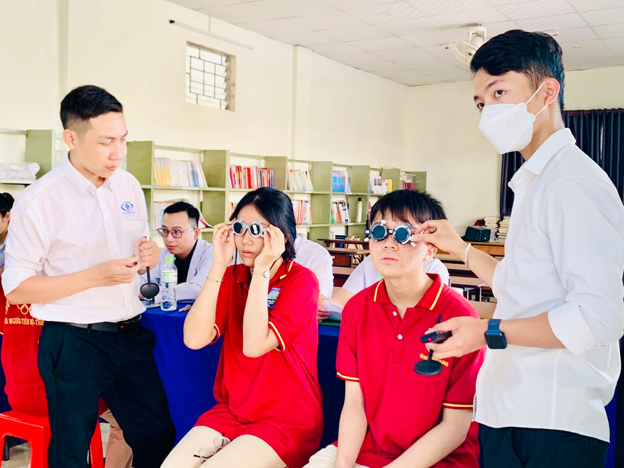 Đa số học sinh mắc tật cận thị, loạn thị. Ảnh: Như Nguyện