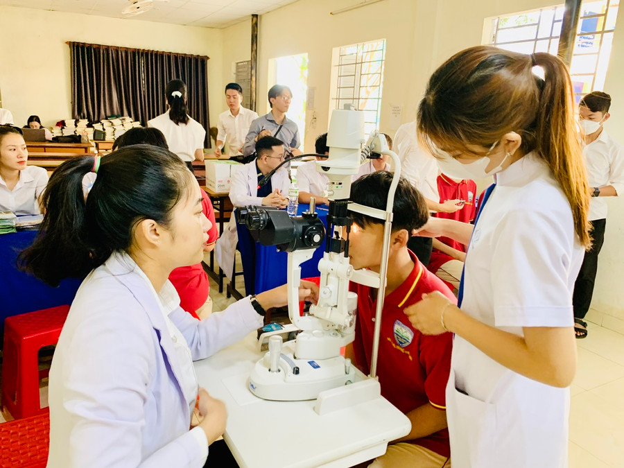 Bác sĩ thăm khám mắt cho học sinh. Ảnh: Như Nguyện