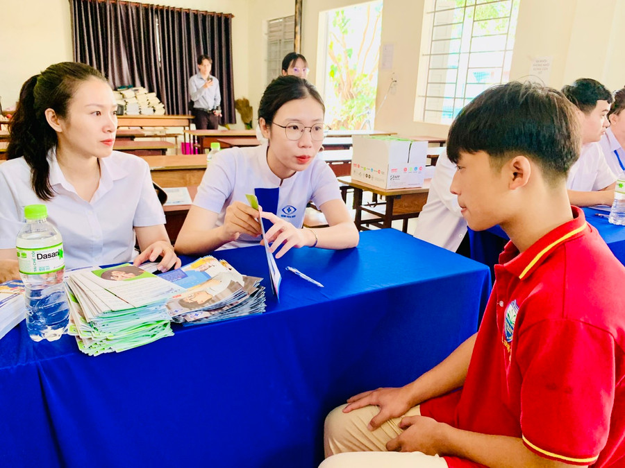 Y, bác sĩ Bệnh viện Mắt Quốc tế Sài Gòn-Gia Lai tư vấn hướng dẫn cho học sinh sau khi khám mắt. Ảnh: Như Nguyện