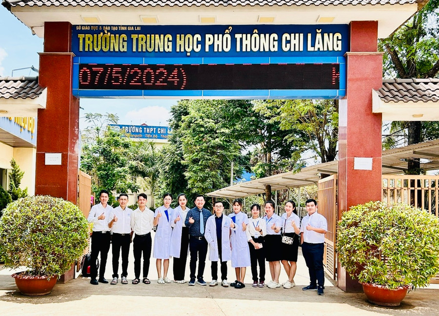 Tiến sĩ Nguyễn Hồ Hải (cà vạt xanh) cùng các y, bác sĩ Bệnh viện Mắt Quốc tế Sài Gòn-Gia Lai chụp ảnh lưu niệm trước khi triển khai Chương trình Khám tầm soát và kiểm soát cận thị học đường tại Trường THPT Chi Lăng. Ảnh: Huy Hào