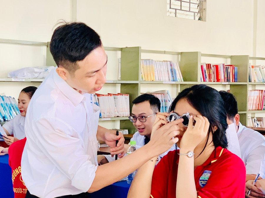 Qua thăm khám cho 330 em, tỷ lệ học sinh mắc các tật khúc xạ về mắt còn cao. Ảnh: Như Nguyện