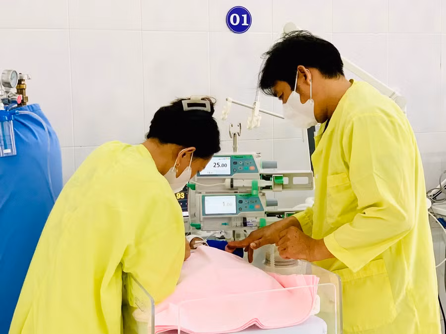 Vợ chồng chị N.T.D.L chăm sóc con tại Khoa Sơ sinh (Bệnh viện Nhi Gia Lai). Đây là trường hợp trẻ sinh cực non, nhẹ cân nhất (chỉ nặng 500 gram) tính đến nay tại Gia Lai đã được nuôi sống thành công và xuất viện, hoàn toàn khỏe mạnh. Ảnh: Như Nguyện