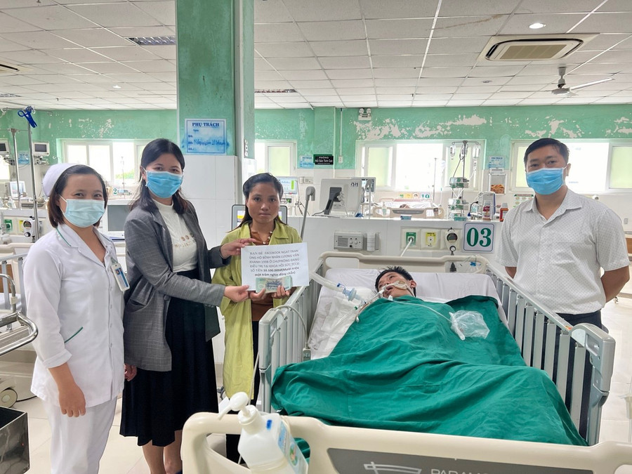 Tổ Công tác xã hội- Bệnh viện Đa khoa tỉnh vận động Mạnh Thường Quân hỗ trợ điều trị bệnh nhân Lương Văn Khanh (làng Anh, xã Ia Bang, huyện Chư Prông). Ảnh: Bệnh viện Đa khoa tỉnh cung cấp Tổ Công tác xã hội- Bệnh viện Đa khoa tỉnh vận động Mạnh Thường Quân hỗ trợ điều trị bệnh nhân Lương Văn Khanh (làng Anh, xã Ia Bang, huyện Chư Prông). Ảnh: Bệnh viện Đa khoa tỉnh cung cấp