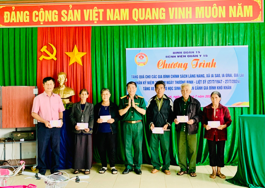 Đại tá Nguyễn Thăng Thanh-Phó Chủ nhiệm chính trị Binh đoàn 15 trao quà đến 6 đối tượng chính sách. Ảnh: Như Nguyện