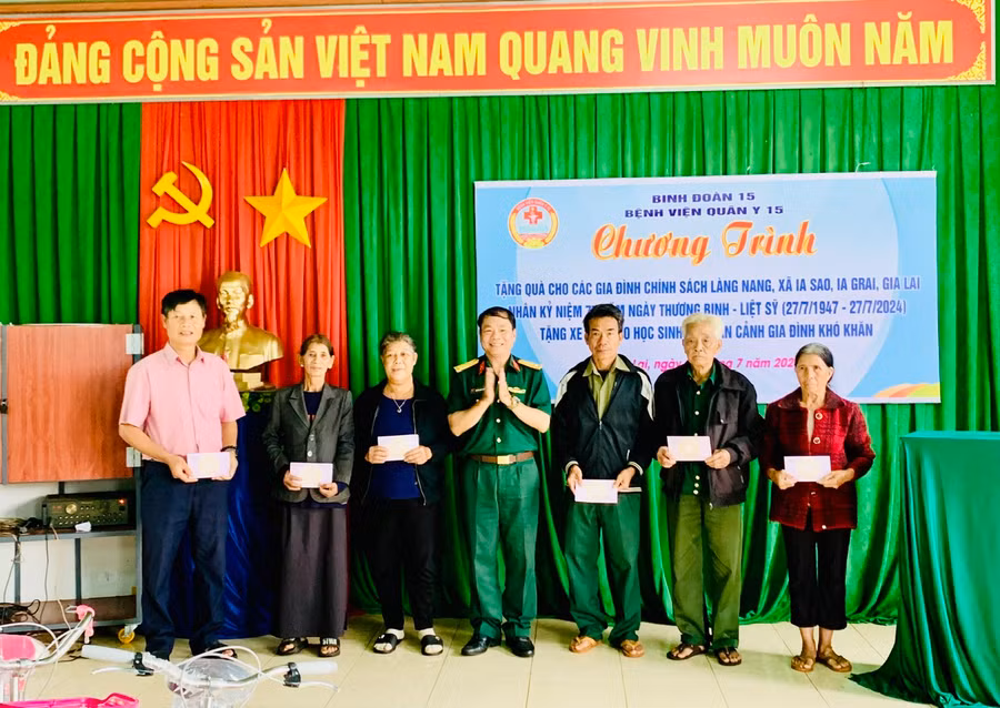 Đại tá Nguyễn Thăng Thanh-Phó Chủ nhiệm chính trị Binh đoàn 15 trao quà đến 6 đối tượng chính sách. Ảnh: Như Nguyện