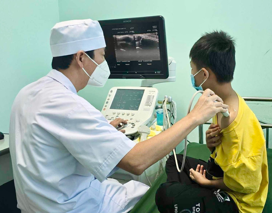 Bác sĩ thăm khám cho người dân tại Bệnh viện Quân y 211. Ảnh: Như Nguyện