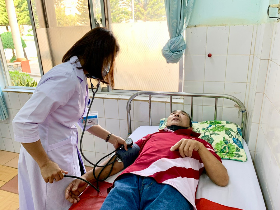 Người dân khám chữa bệnh tại Bệnh viện Đa khoa tỉnh vào ngày thứ 7 vẫn được đảm bảo chế độ, quyền lợi về BHYT theo mức hưởng như các ngày khác trong tuần. Ảnh: Như Nguyện