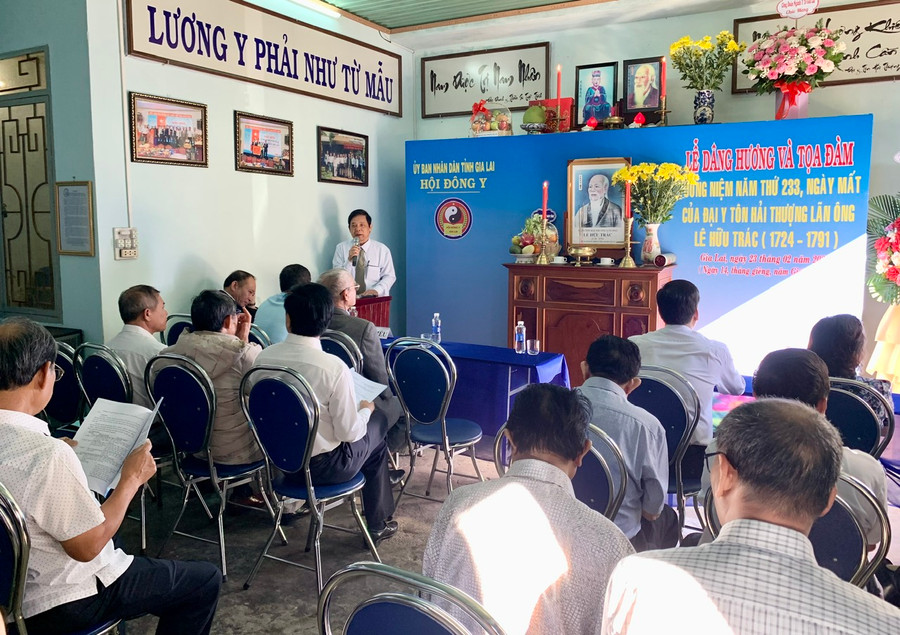 Quang cảnh lễ dâng hương và tọa đàm. Ảnh: Như Nguyện Quang cảnh lễ dâng hương và tọa đàm. Ảnh: Như Nguyện