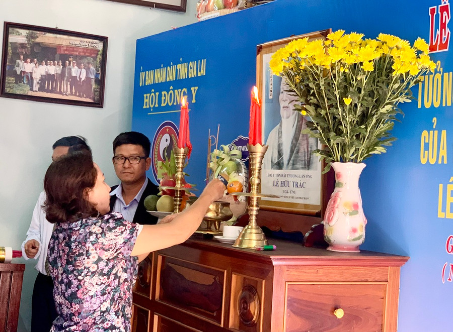 Bà Ayun H'Bút- Tỉnh ủy viên, Phó Chủ tịch HĐND tỉnh dâng hương tưởng niệm 233 năm ngày mất của Đại y tôn Hải Thượng Lãn Ông Lê Hữu Trác. Ảnh: Như Nguyện Bà Ayun H'Bút- Tỉnh ủy viên, Phó Chủ tịch HĐND tỉnh dâng hương tưởng niệm 233 năm ngày mất của Đại y tôn Hải Thượng Lãn Ông Lê Hữu Trác. Ảnh: Như Nguyện