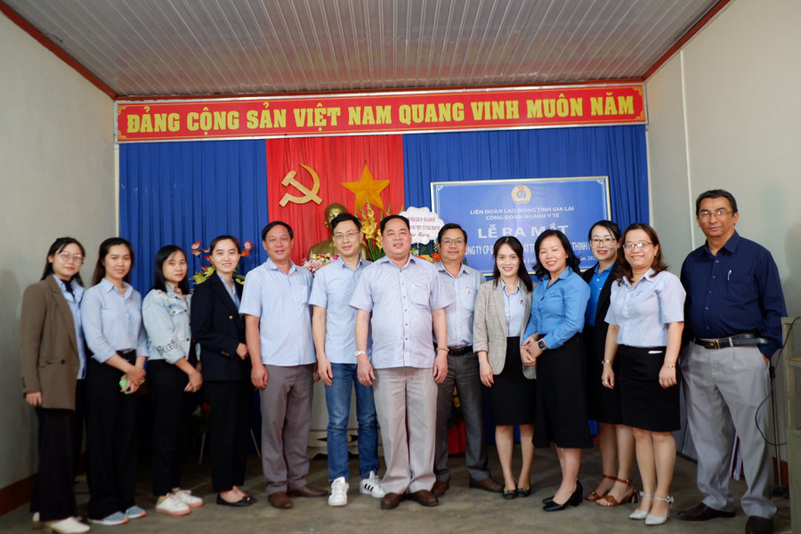 Ông Trịnh Hùng (ngoài cùng bên phải) giữ chức Chủ tịch CĐCS Công ty cổ phần Đầu tư và Phát triển Y tế Trung Thịnh Phát. Ảnh: Như Nguyện Ông Trịnh Hùng (ngoài cùng bên phải) giữ chức Chủ tịch CĐCS Công ty cổ phần Đầu tư và Phát triển Y tế Trung Thịnh Phát. Ảnh: Như Nguyện