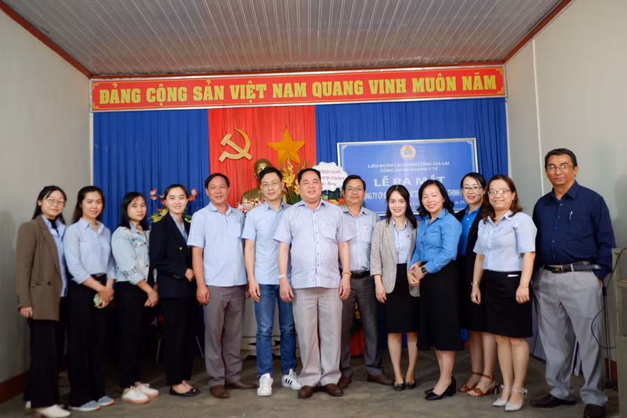 Ông Trịnh Hùng (ngoài cùng bên phải) giữ chức Chủ tịch CĐCS Công ty cổ phần Đầu tư và Phát triển Y tế Trung Thịnh Phát. Ảnh: Như Nguyện