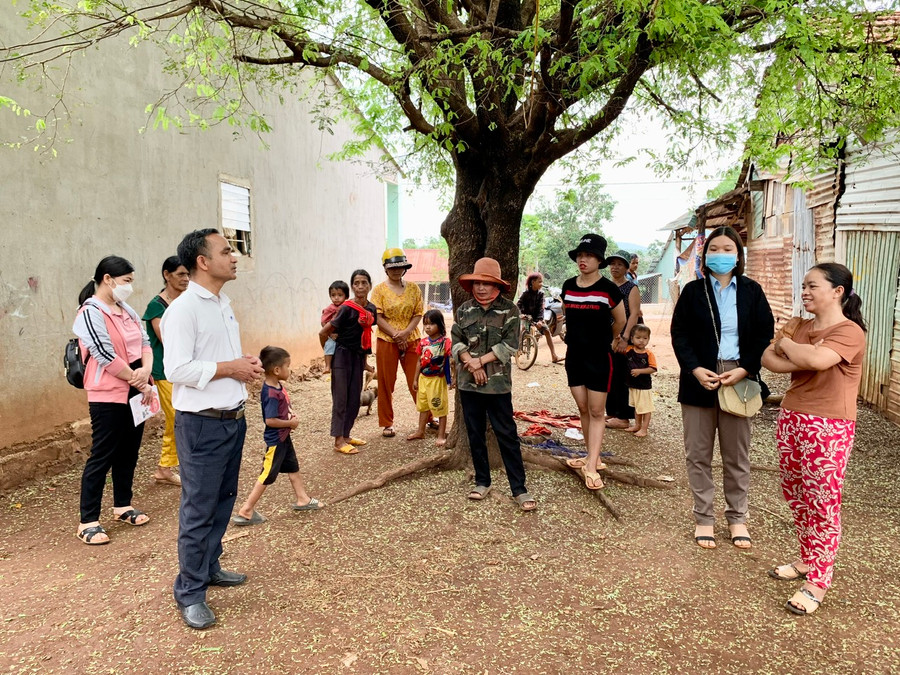 Cán bộ y tế huyện Đức Cơ tuyên truyền người dân về đảm bảo ATTP. Ảnh: Như Nguyện Cán bộ y tế huyện Đức Cơ tuyên truyền người dân về đảm bảo ATTP. Ảnh: Như Nguyện