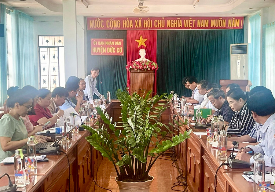 Quang cảnh buổi làm việc của đoàn kiểm tra liên ngành đảm bảo ATTP trong dịp Tết Nguyên đán Giáp Thìn năm 2024 của tỉnh với Ban Chỉ đạo liên ngành ATTP huyện Đức Cơ. Ảnh: Như Nguyện Quang cảnh buổi làm việc của đoàn kiểm tra liên ngành đảm bảo ATTP trong dịp Tết Nguyên đán Giáp Thìn năm 2024 của tỉnh với Ban Chỉ đạo liên ngành ATTP huyện Đức Cơ. Ảnh: Như Nguyện