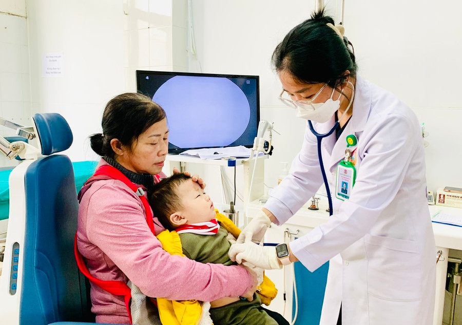 Khám bệnh cho trẻ tại Bệnh viện Quân y 15. Ảnh: Như Nguyện