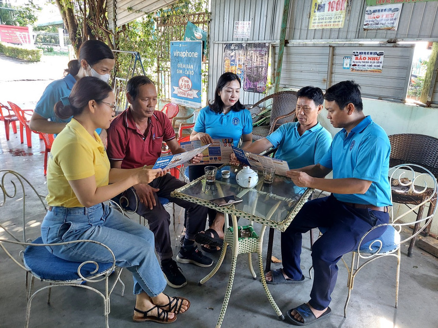 Ngành BHXH tiếp tục chú trọng công tác tuyên truyền nhất là trong vùng đồng bào dân tộc thiểu số đưa chính sách bảo hiểm xã hội, BHYT đến với người dân. Ảnh: Như Nguyện 25-5-2023-nhan-vien-bhxh-huyen-dak-po-tuyen-truyen-nguoi-dan-tham-gia-bhxh-bhyt-anh-bhxh-gia-lai-cung-cap-863.jpg