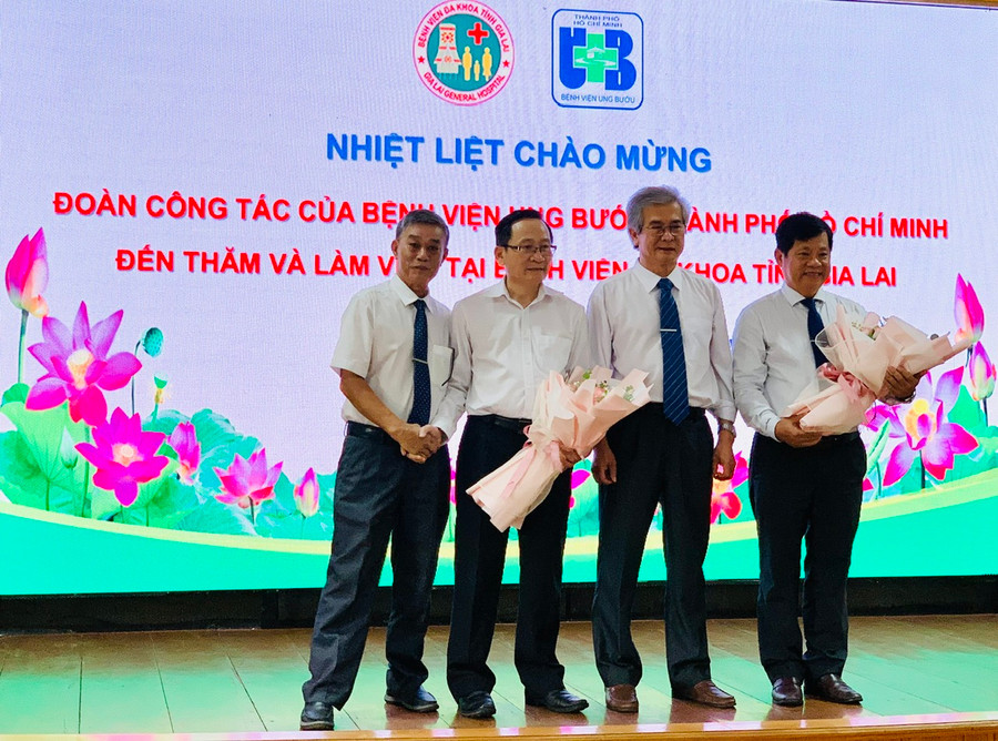 Lãnh đạo Sở Y tế tỉnh và lãnh đạo 2 đơn vị bệnh viện chụp ảnh lưu niệm tại buổi làm việc. Ảnh: Như Nguyện Lãnh đạo Sở Y tế tỉnh và lãnh đạo 2 đơn vị bệnh viện chụp ảnh lưu niệm tại buổi làm việc. Ảnh: Như Nguyện