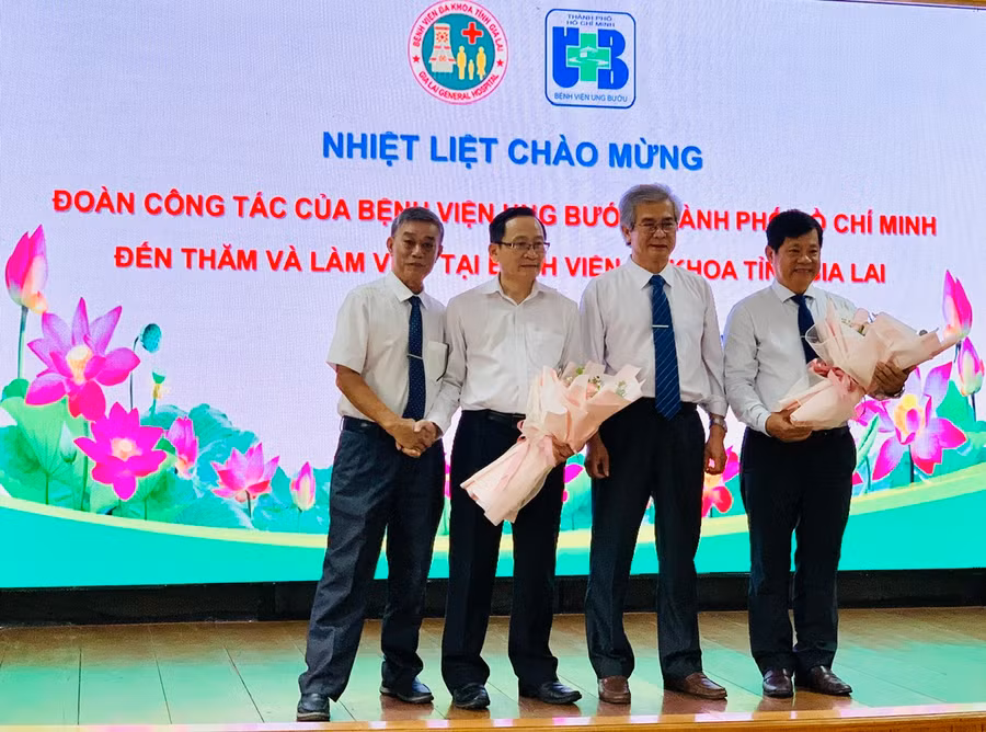 Lãnh đạo Sở Y tế tỉnh và lãnh đạo 2 đơn vị bệnh viện chụp ảnh lưu niệm tại buổi làm việc. Ảnh: Như Nguyện