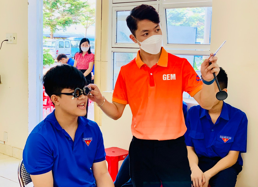 Các em học sinh được thăm khám mắt, tầm soát và tư vấn điều trị các bệnh lý về mắt. Ảnh: Như Nguyện