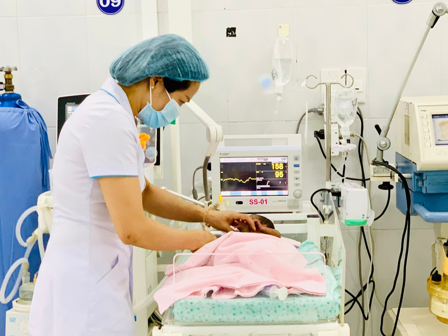 Điều dưỡng Khoa Sơ sinh (Bệnh viện Nhi Gia Lai) chăm sóc cho trẻ sinh non. Ảnh: Như Nguyện