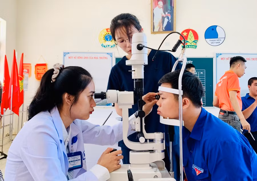 Sáng 11-5, Bệnh viện Mắt Quốc tế Sài Gòn-Gia Lai tổ chức chương trình Khám tầm soát và kiểm soát cận thị học đường miễn phí cho 200 học sinh Trường Tiểu học, THCS, THPT Sao Việt (TP. Pleiku). Ảnh: Như Nguyện