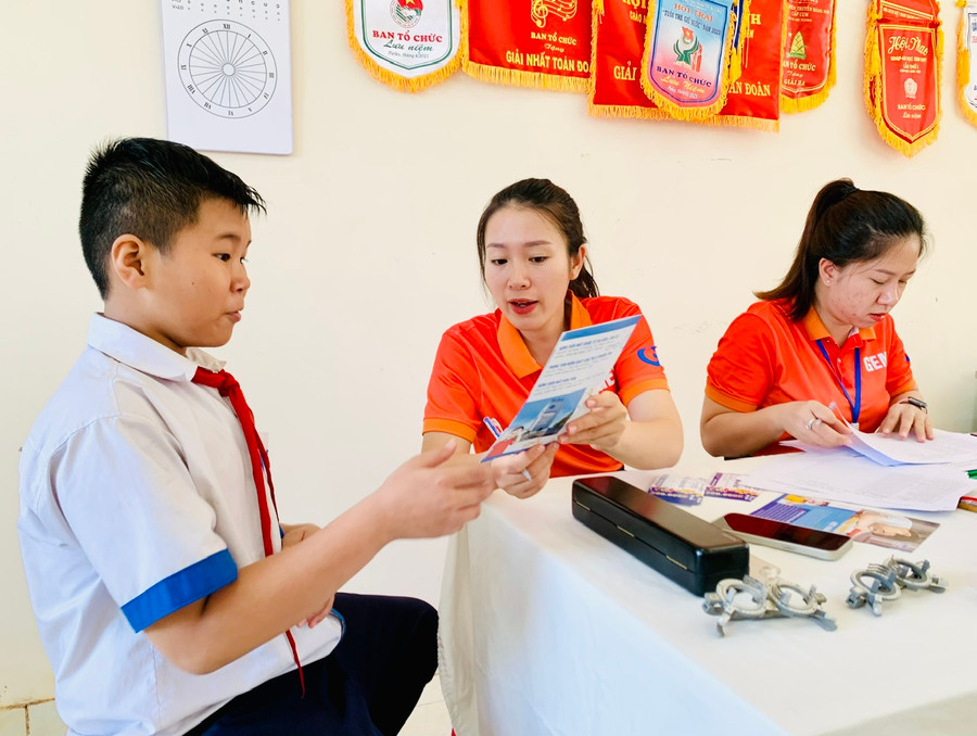 Nhân viên y tế Bệnh viện Mắt Quốc tế Sài Gòn-Gia Lai hướng dẫn học sinh các biện pháp chăm sóc sức khỏe đôi mắt. Ảnh: Như Nguyện