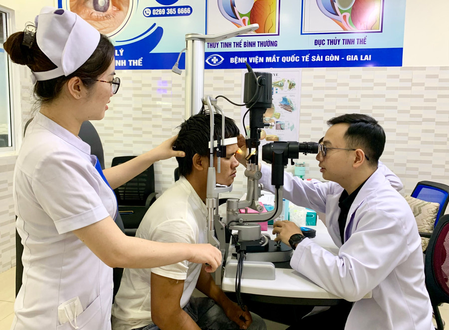 Khám mắt cho bệnh nhân tại Bệnh viện Mắt Quốc tế Sài Gòn-Gia Lai. Ảnh: Như Nguyện