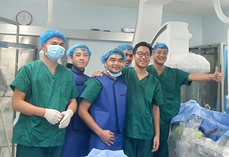 Ekip thực hiện can thiệp tim mạch cho bệnh nhân Siu H’Phat vui mừng sau khi thực hiện phẫu thuật thành công cứu sống tính mạng người bệnh. Ảnh: Bác sĩ cung cấp Ekip thực hiện can thiệp tim mạch cho bệnh nhân Siu H’Phat vui mừng sau khi thực hiện phẫu thuật thành công cứu sống tính mạng người bệnh. Ảnh: Bác sĩ cung cấp