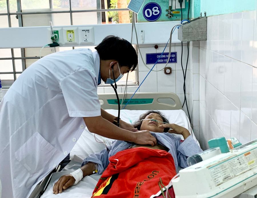 Bác sĩ Hà Quang Luân thăm khám cho bệnh nhân Siu H’Phat sau can thiệp tim mạch. Ảnh: Như Nguyện Bác sĩ Hà Quang Luân thăm khám cho bệnh nhân Siu H’Phat sau can thiệp tim mạch. Ảnh: Như Nguyện