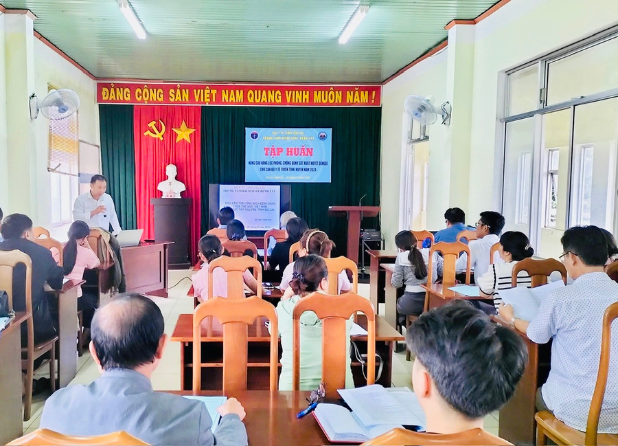 58 cán bộ, nhân viên y tế tỉnh Gia Lai được tập huấn nâng cao năng lực phòng-chống bệnh sốt xuất huyết. Ảnh: Như Nguyện 58 cán bộ, nhân viên y tế tỉnh Gia Lai được tập huấn nâng cao năng lực phòng-chống bệnh sốt xuất huyết. Ảnh: Như Nguyện