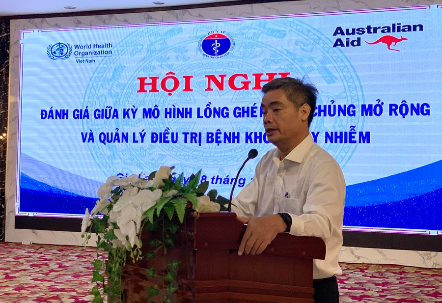 Tiến sĩ Viên Chinh Chiến-Viện trưởng Viện Vệ sinh dịch tễ Tây Nguyên phát biểu tại hội nghị. Ảnh: Như Nguyện