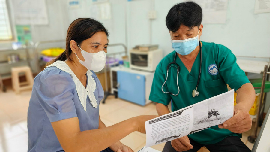 Cán bộ y tế TP. Pleiku tuyên truyền người dân các biện pháp phòng-chống SXH. Ảnh: Như Nguyện Cán bộ y tế TP. Pleiku tuyên truyền người dân các biện pháp phòng-chống SXH. Ảnh: Như Nguyện