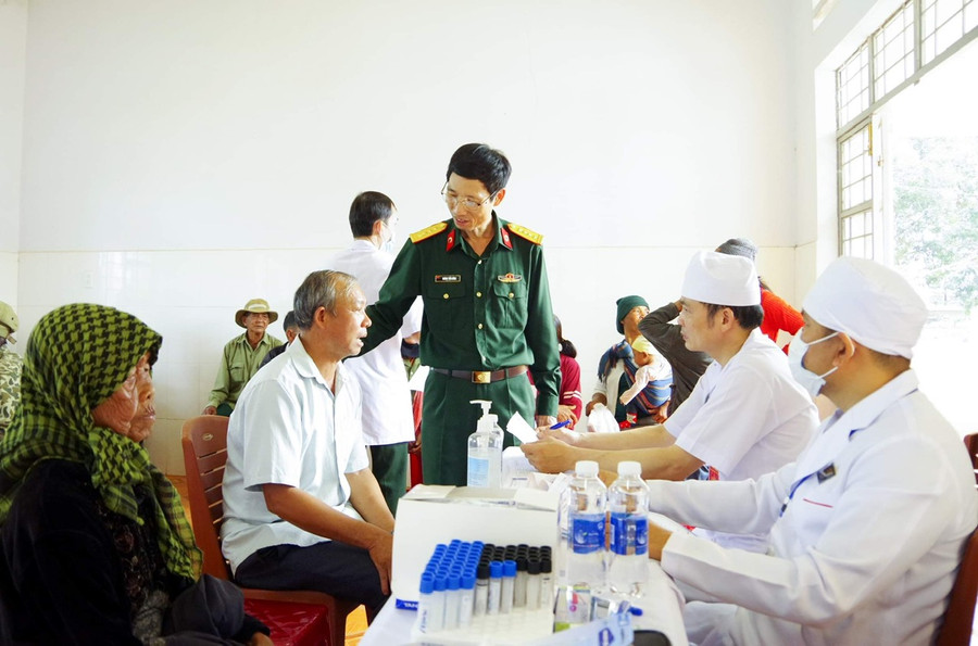Đại tá Hoàng Tiến Dũng-Giám đốc Bệnh viện Quân y 211 thăm hỏi người dân đến khám bệnh. Ảnh: N.Y