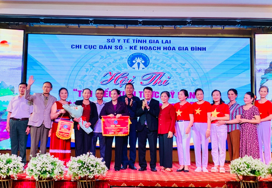 Đại diện Ban tổ chức trao giải Nhất cho đội thi đến từ Câu lạc bộ chăm sóc sức khỏe người cao tuổi huyện Chư Sê. Ảnh: Như Nguyện Đại diện Ban tổ chức trao giải Nhất cho đội thi đến từ Câu lạc bộ chăm sóc sức khỏe người cao tuổi huyện Chư Sê. Ảnh: Như Nguyện