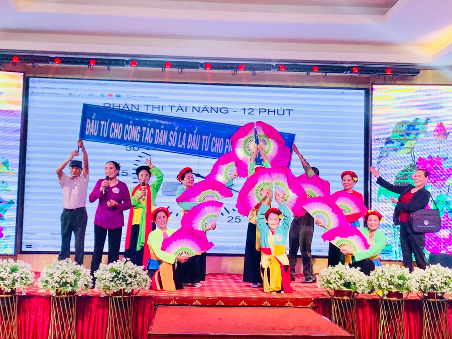 Tiết mục tiểu phẩm “Sống vui, sống khỏe, sống có ích” của Câu lạc bộ chăm sóc sức khỏe người cao tuổi huyện Chư Sê. Ảnh: Như Nguyện Tiết mục tiểu phẩm “Sống vui, sống khỏe, sống có ích” của Câu lạc bộ chăm sóc sức khỏe người cao tuổi huyện Chư Sê. Ảnh: Như Nguyện