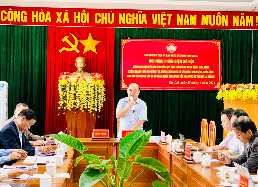 Ông Siu Trung- Phó Chủ tịch Ủy ban MTTQ Việt Nam tỉnh chủ trì Hội nghị phản biện xã hội dự thảo Nghị quyết HĐND tỉnh quy định giá dịch vụ khám, chữa bệnh. Ảnh: Như Nguyện