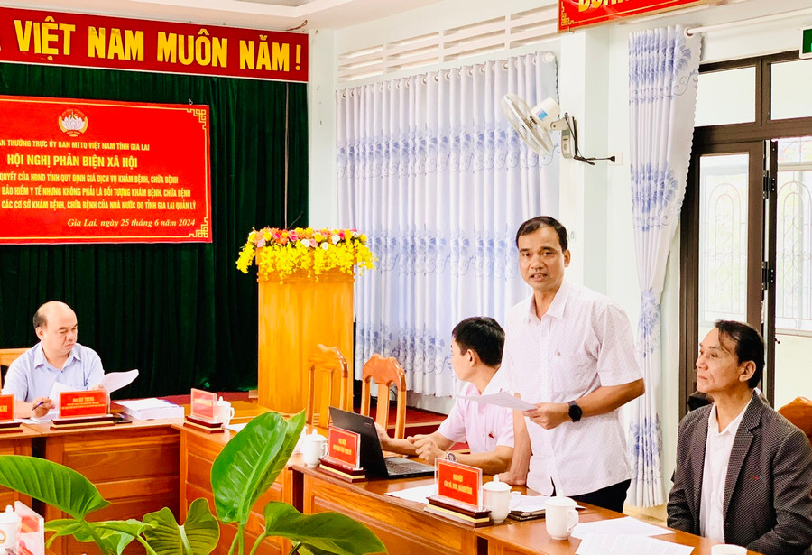 Ông Đinh Hà Nam-Phó Giám đốc Sở Y tế Gia Lai trao đổi, làm rõ các vấn đề liên quan đến dự thảo Nghị quyết. Ảnh: Như Nguyện