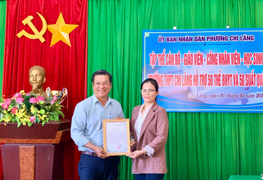 Bà Trần Thị Út- Phó Chủ tịch UBND phường Chi Lăng trao thư cám ơn đến ông Đỗ Bách Khoa-Hiệu trưởng Trường THPT Chi Lăng. Ảnh: Như Nguyện Bà Trần Thị Út- Phó Chủ tịch UBND phường Chi Lăng trao thư cám ơn đến ông Đỗ Bách Khoa-Hiệu trưởng Trường THPT Chi Lăng. Ảnh: Như Nguyện