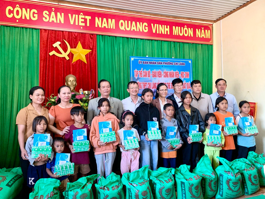 Đợt này, Trường THPT Chi Lăng đã trao 50 thẻ BHYT và 50 suất quà gồm gạo, sữa đến 50 em học sinh có hoàn cảnh khó khăn, tổng trị giá 52 triệu đồng. Ảnh: Như Nguyện Đợt này, Trường THPT Chi Lăng đã trao 50 thẻ BHYT và 50 suất quà gồm gạo, sữa đến 50 em học sinh có hoàn cảnh khó khăn, tổng trị giá 52 triệu đồng. Ảnh: Như Nguyện