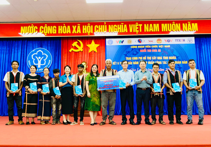 Dịp này, Khối Thi đua III, Công đoàn viên chức Việt Nam cũng đã trao tặng 300 thẻ bảo hiểm y tế (trị giá khoảng 20 triệu đồng) đến 300 người dân tại Gia Lai. Ảnh: Như Nguyện Dịp này, Khối Thi đua III, Công đoàn viên chức Việt Nam cũng đã trao tặng 300 thẻ bảo hiểm y tế (trị giá khoảng 20 triệu đồng) đến 300 người dân tại Gia Lai. Ảnh: Như Nguyện