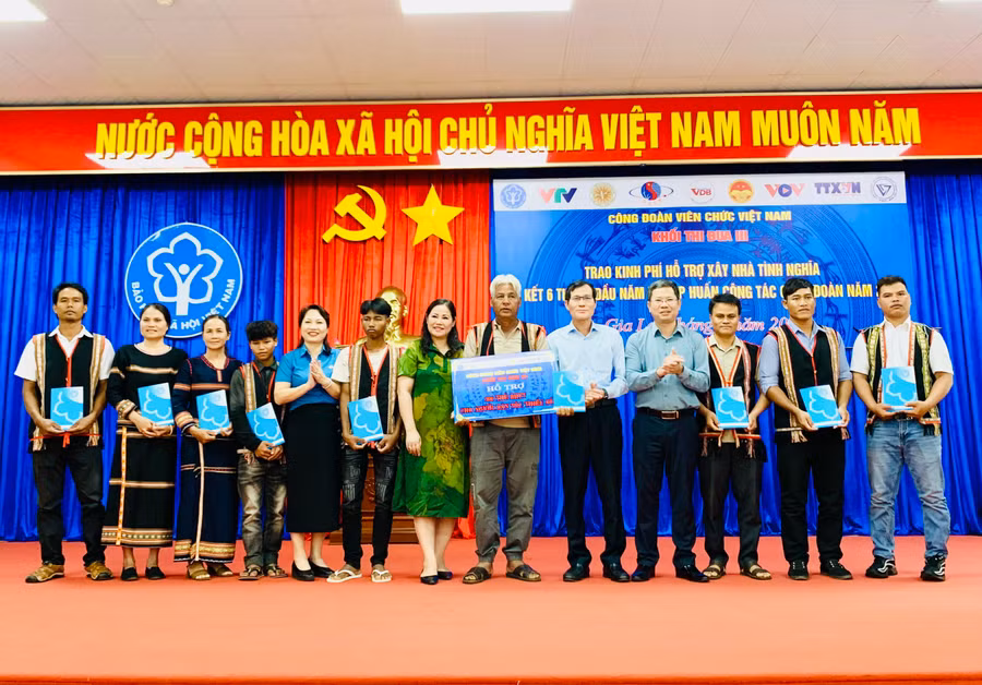 Dịp này, Khối Thi đua III, Công đoàn viên chức Việt Nam cũng đã trao tặng 300 thẻ bảo hiểm y tế (trị giá khoảng 20 triệu đồng) đến 300 người dân tại Gia Lai. Ảnh: Như Nguyện