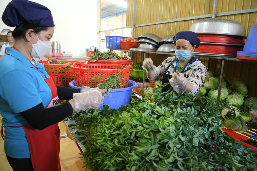 Nhân viên bếp ăn Trường THPT Chi Lăng chuẩn bị thực phẩm trước khi chế biến. Ảnh: Như Nguyện Nhân viên bếp ăn Trường THPT Chi Lăng chuẩn bị thực phẩm trước khi chế biến. Ảnh: Như Nguyện