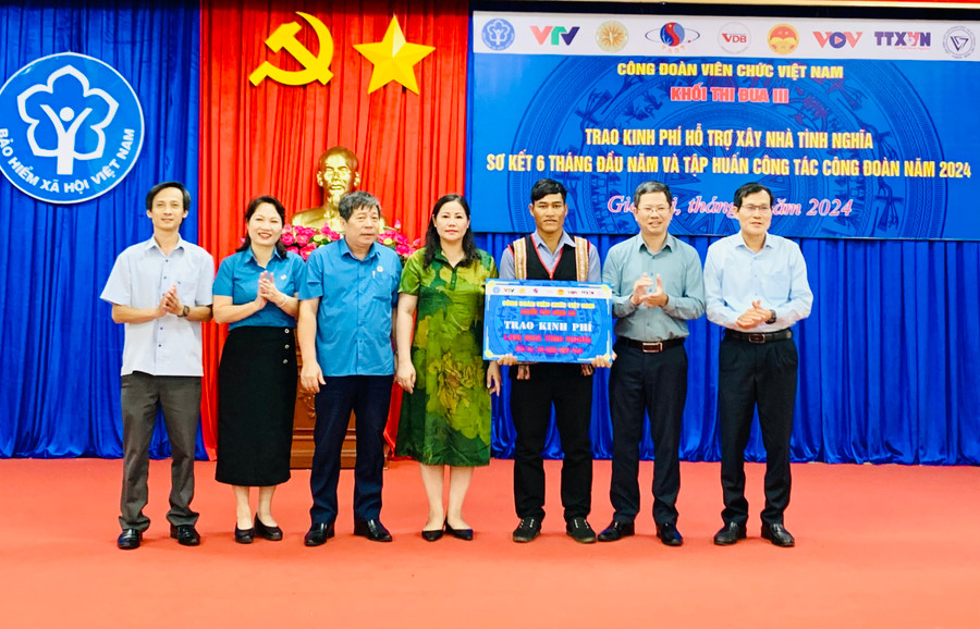 Đại diện Khối thi đua III, Công đoàn viên chức Việt Nam trao kinh phí hỗ trợ xây nhà cho đoàn viên Công đoàn Đinh Tân. Ảnh: Như Nguyện Đại diện Khối thi đua III, Công đoàn viên chức Việt Nam trao kinh phí hỗ trợ xây nhà cho đoàn viên Công đoàn Đinh Tân. Ảnh: Như Nguyện