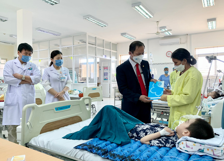 Ông Lê Quốc Khánh (áo vest đen)-Phó Giám đốc BHXH Gia Lai thăm hỏi, tặng quà cho bệnh nhân nằm điều trị tại Khoa Hồi sức tích cực chống độc Bệnh viện Nhi Gia Lai. Ảnh: Như Nguyện Ông Lê Quốc Khánh (áo vest đen)-Phó Giám đốc BHXH Gia Lai thăm hỏi, tặng quà cho bệnh nhân nằm điều trị tại Khoa Hồi sức tích cực chống độc Bệnh viện Nhi Gia Lai. Ảnh: Như Nguyện